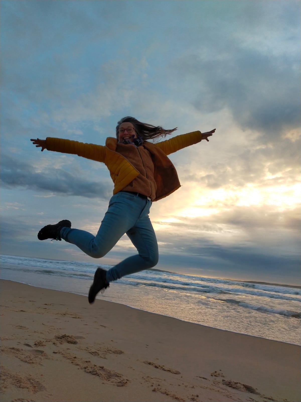 Christine Galdos Speroni sautant de joie sur une plage