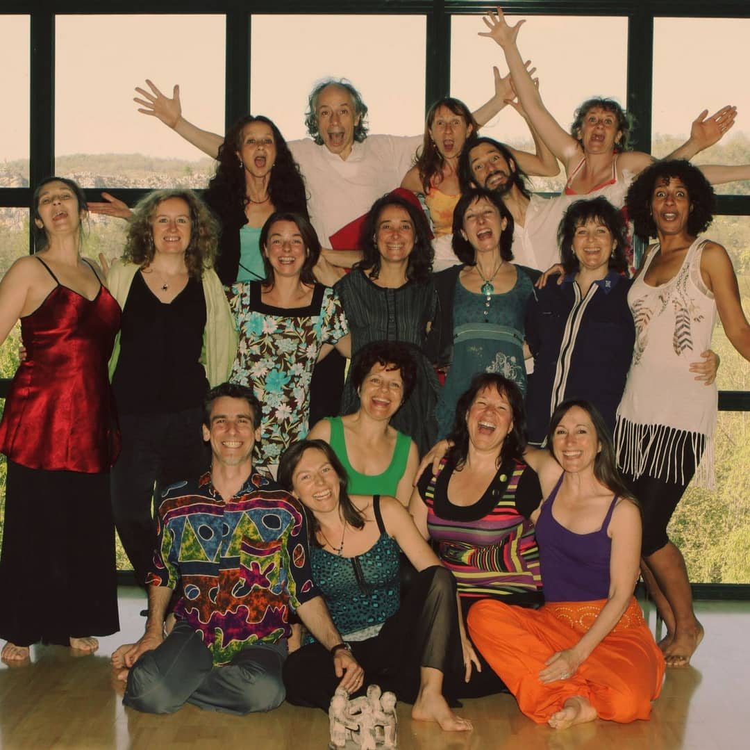 Photo de groupe joyeuse de danseurs de Biodanza