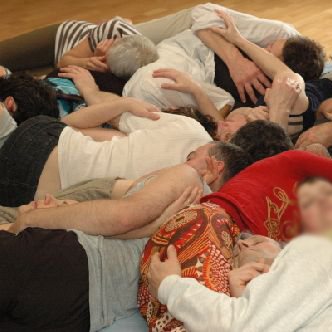 Participants allongés ensemble pendant une séance
